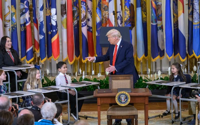 Trump and Students - The White House Gallery