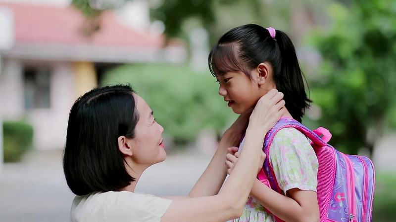Mom sending daughter to school