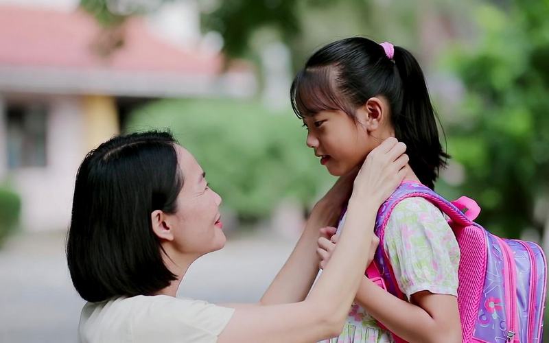 Mom sending daughter to school