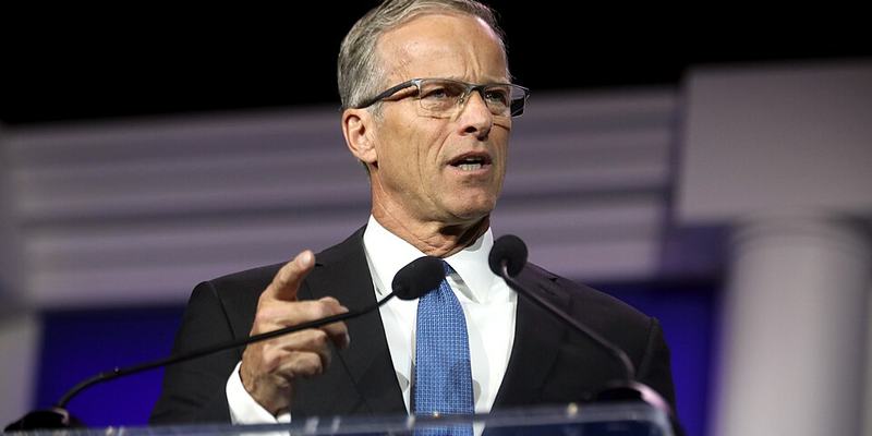 U.S. Senator John Thune speaking with attendees at the Republican Jewish Coalition's 2023. Gage Skidmore.
